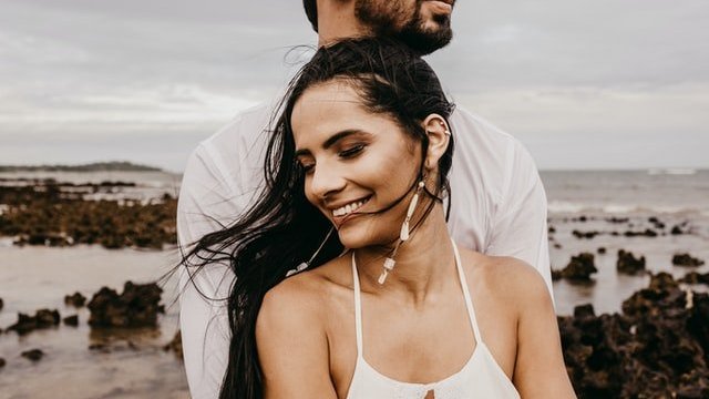 Unsplash / Jonathan Borba Mulher sorrindo e abraçada por homem