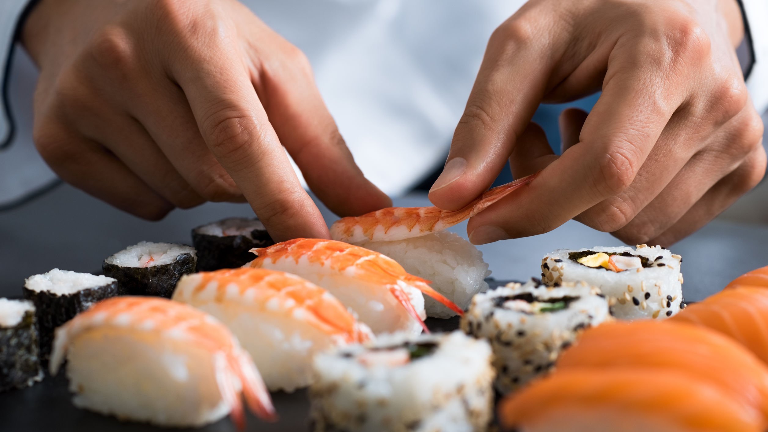 Foto de comida japonesa sendo feita