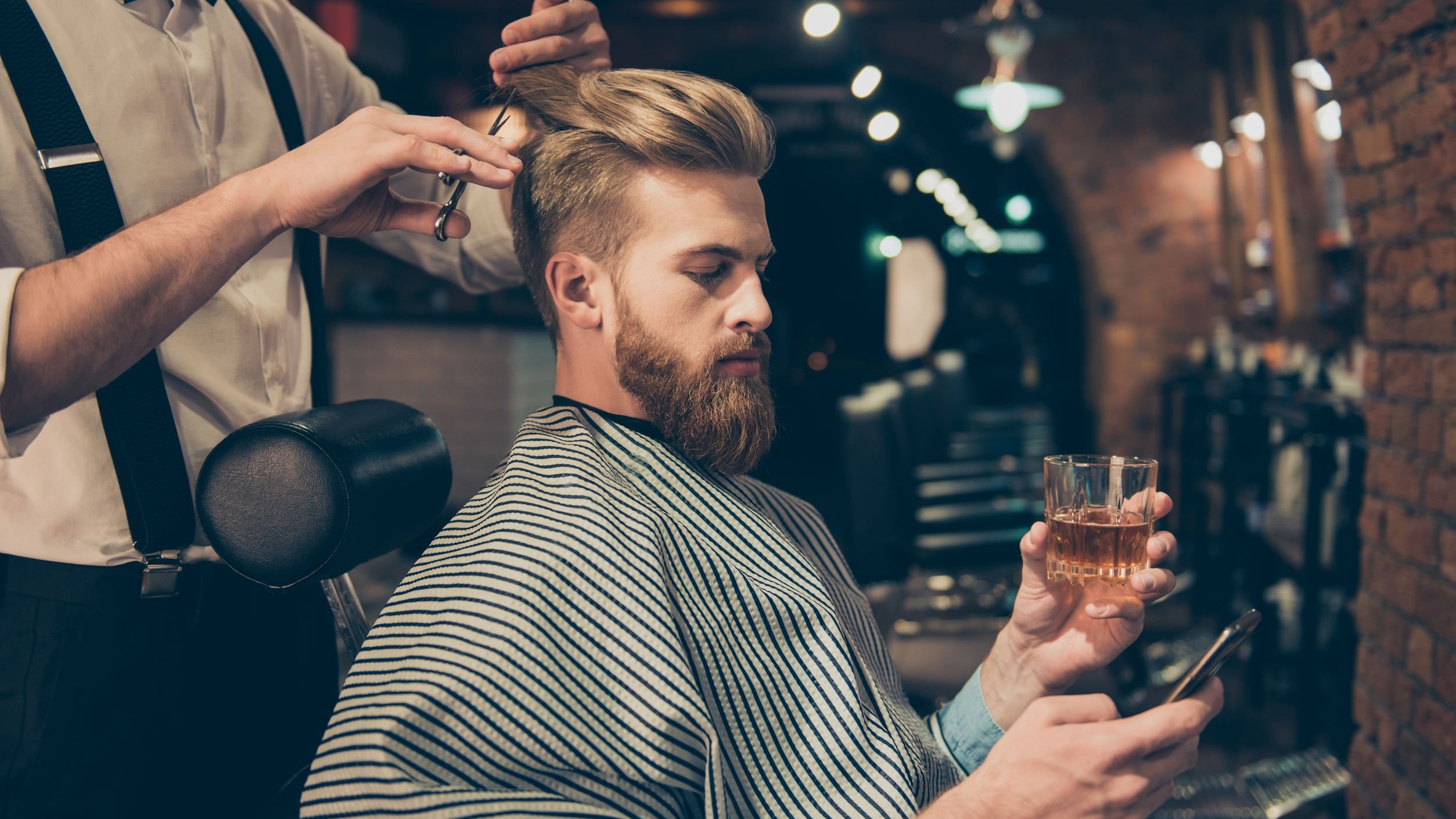 Foto de homem cortando o cabelo