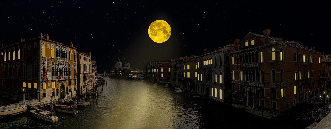 Veneza durante a noite, com a lua cheia bem próxima da Terra.