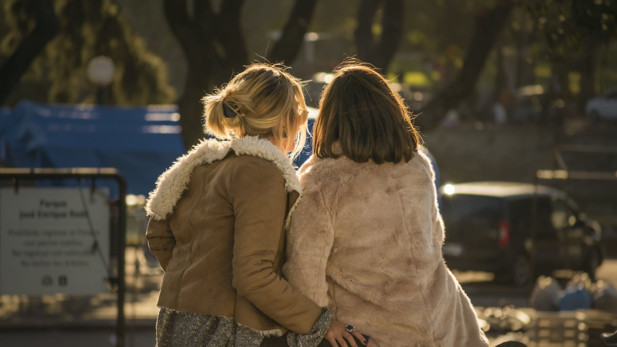 Daniel Ferreira-Leites Ciccarino/123RF Duas mulheres sentadas em um parque