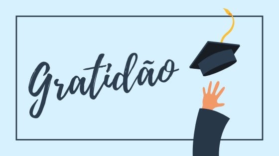 Ilustração de mão jogando chapéu de formatura com escrito: Gratidão