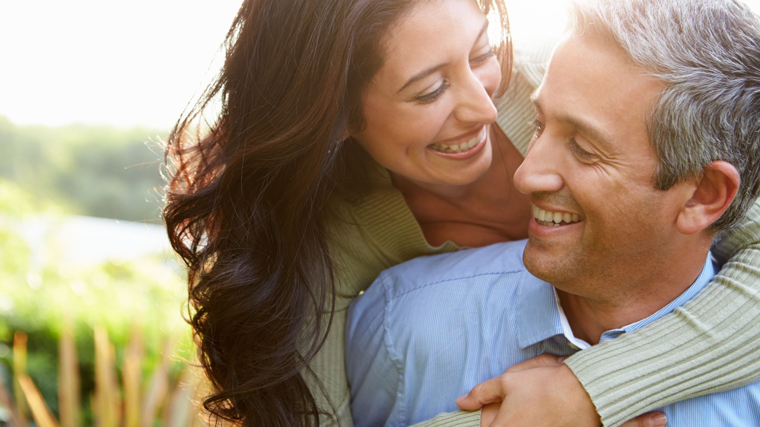 Imagem de casal sorrindo feliz