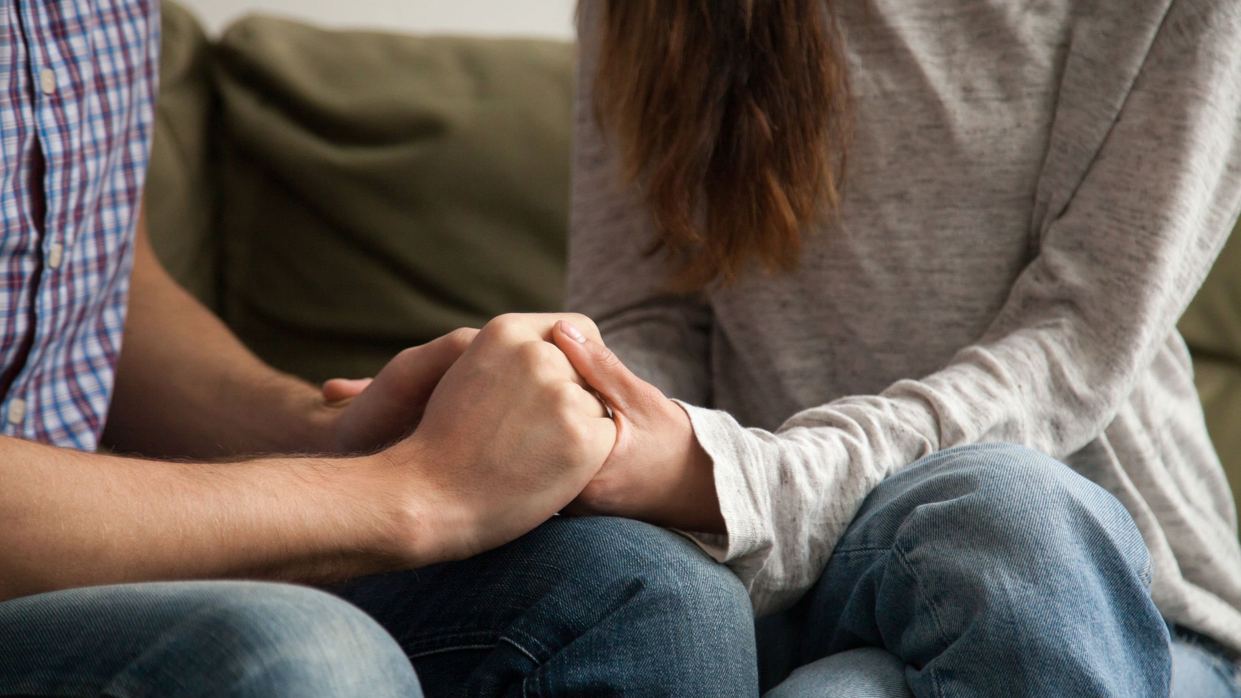Fizkes / Getty Images Pro / Canva Imagem de casal dando as mãos