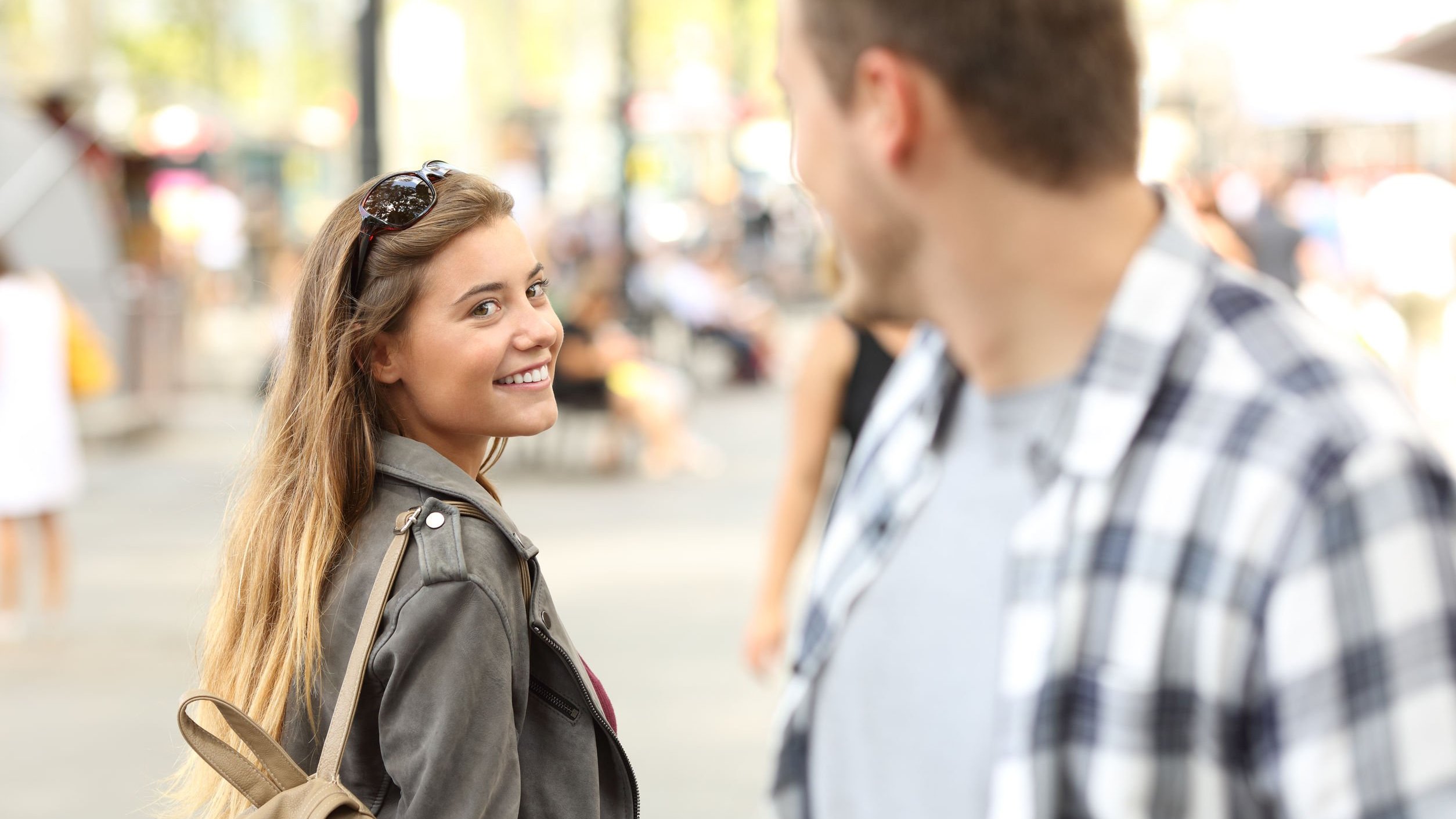 Imagem de mulher sorrindo olhando para homem