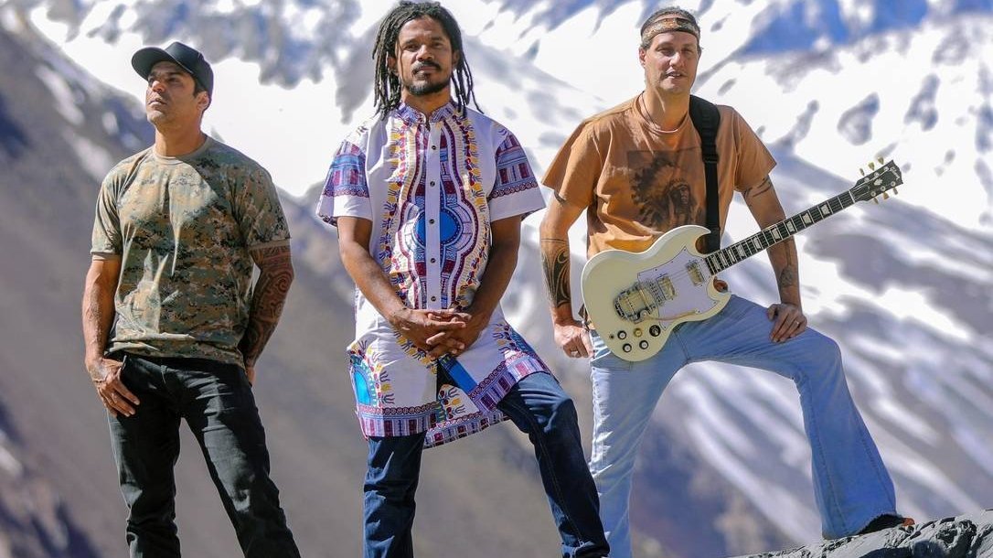 Membros da banda Natiruts posando para fotos na Cordilheira dos Andes.
