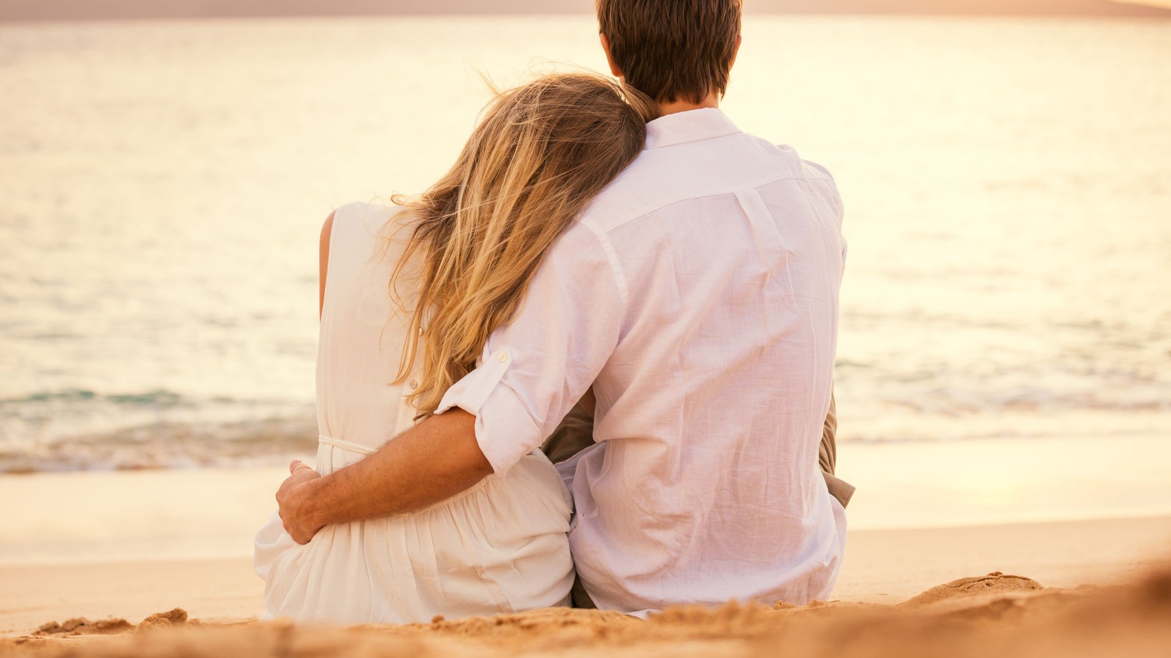 Foto de casal juntos olhando o mar