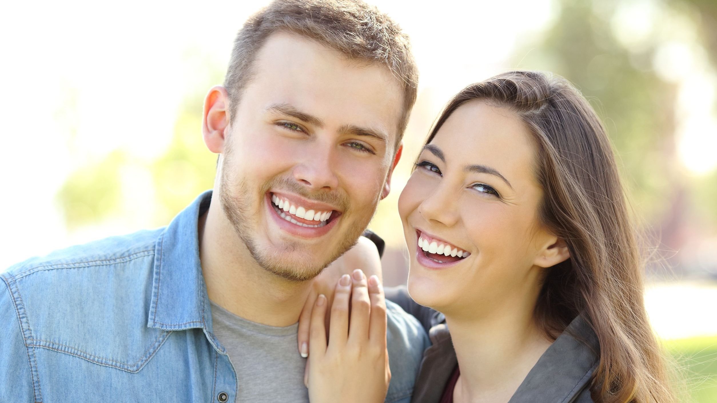 Pessoas abraçadas sorrindo