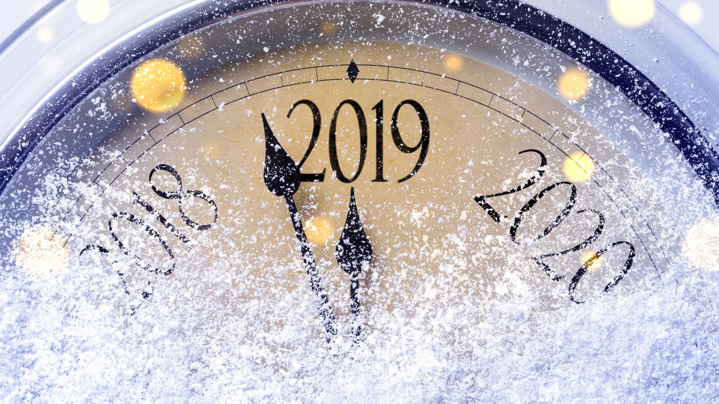 Relógio coberto de neve com o ponteiro indicando o ano de 2019.