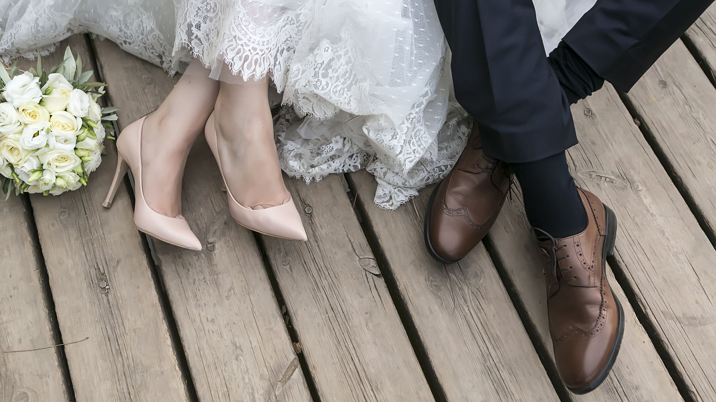 Foto dos pés de um casal recém casados