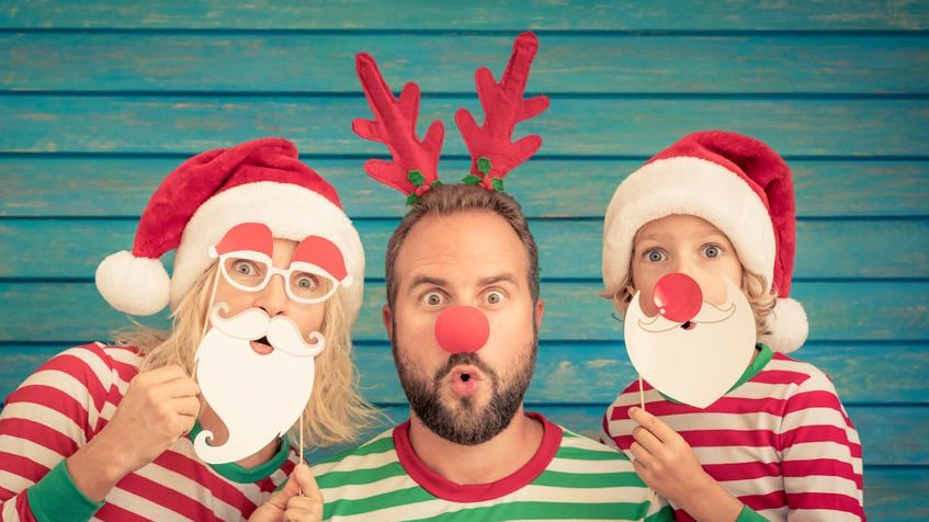 Mulher, homem e garoto caracterizados para o natal.