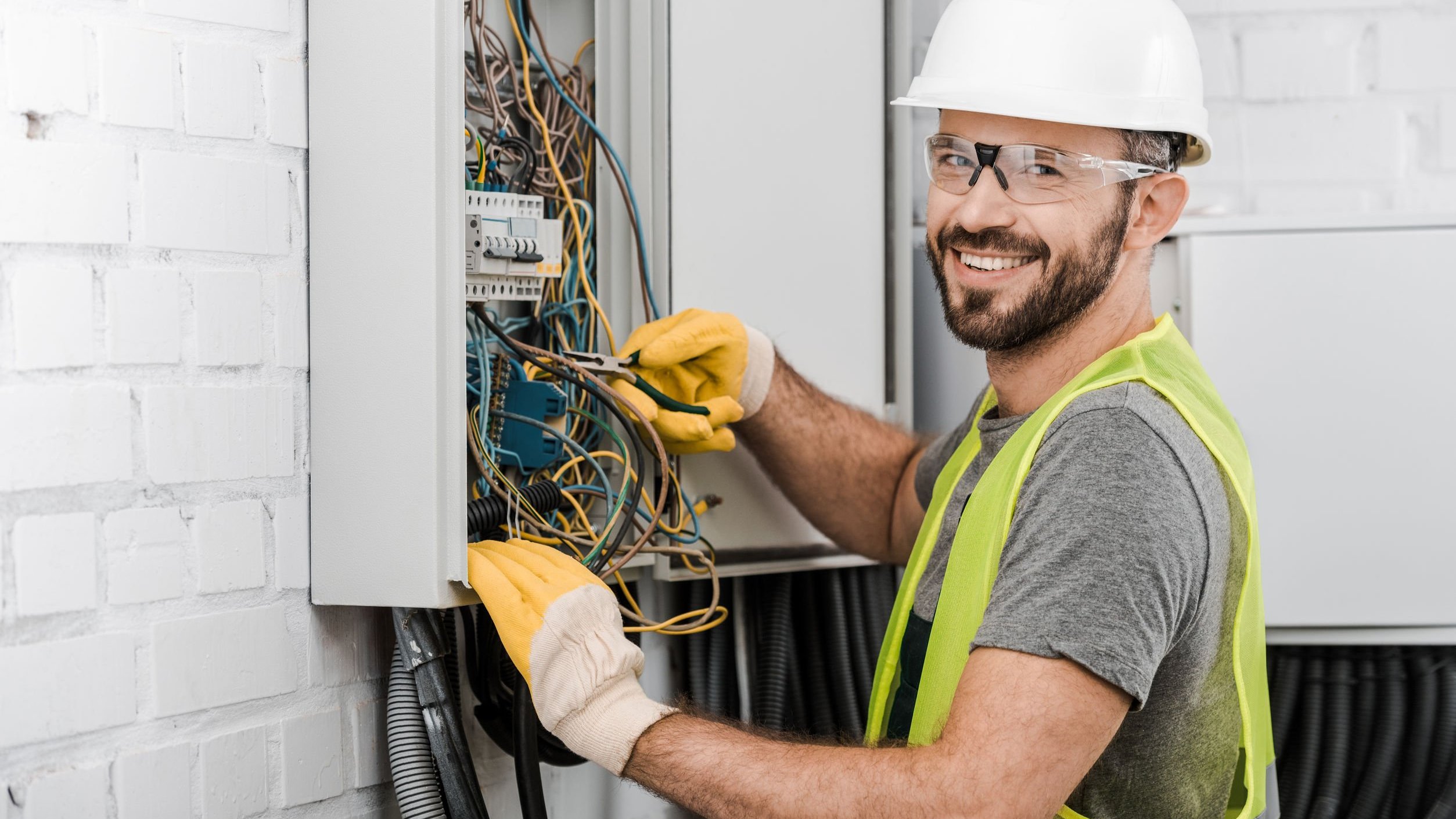 Foto de eletricista sorrindo