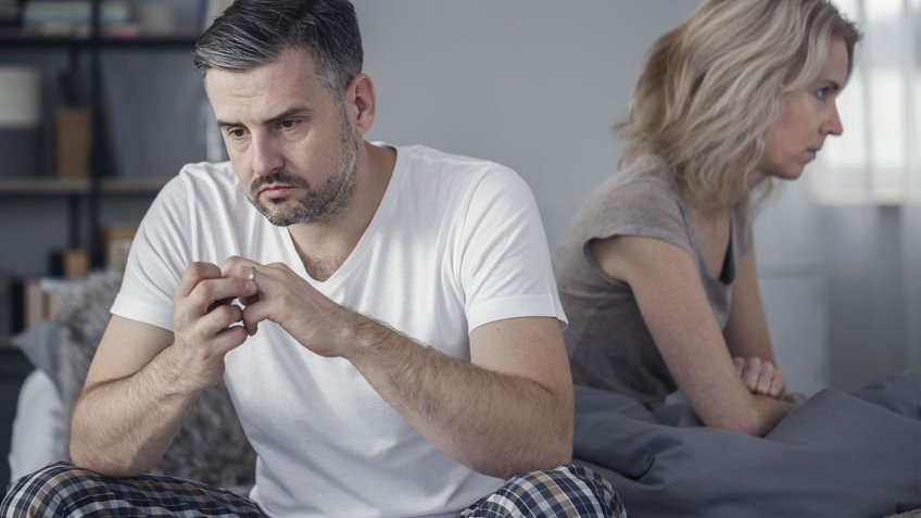 Homem e mulher de costas um para o outro