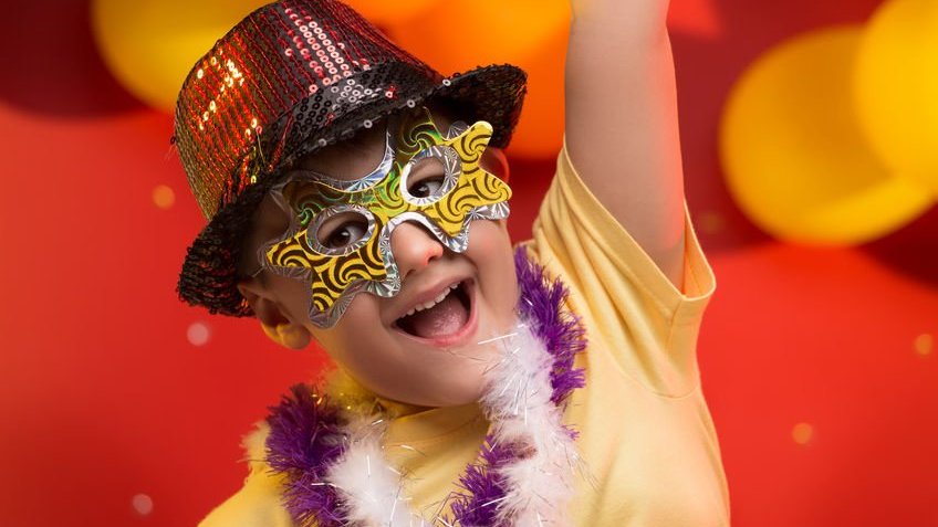 Criança se divertindo no carnaval do Brasil