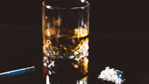 razyph / Getty Images / Canva Pro / Mensagens com Amor Imagem de um copo com cerveja e, ao lado, um cigarro aceso e drogas