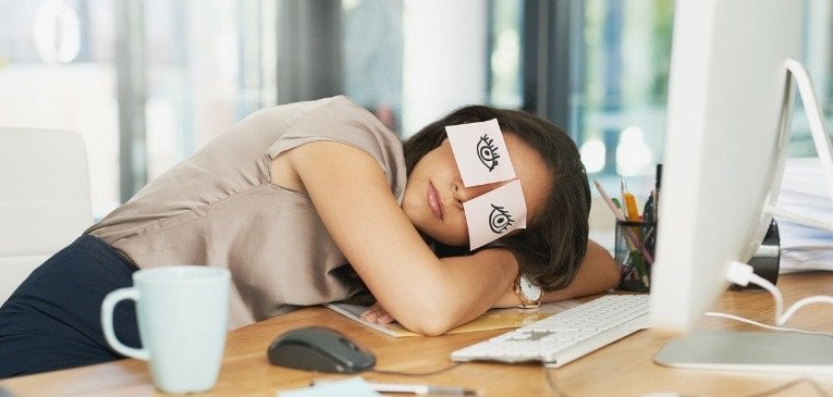 Mulher dormindo com desenho de olhos colados em suas pálpebras