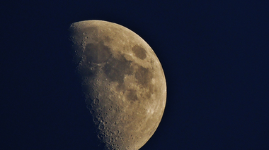 Foto da lua no espaço, representando a noite