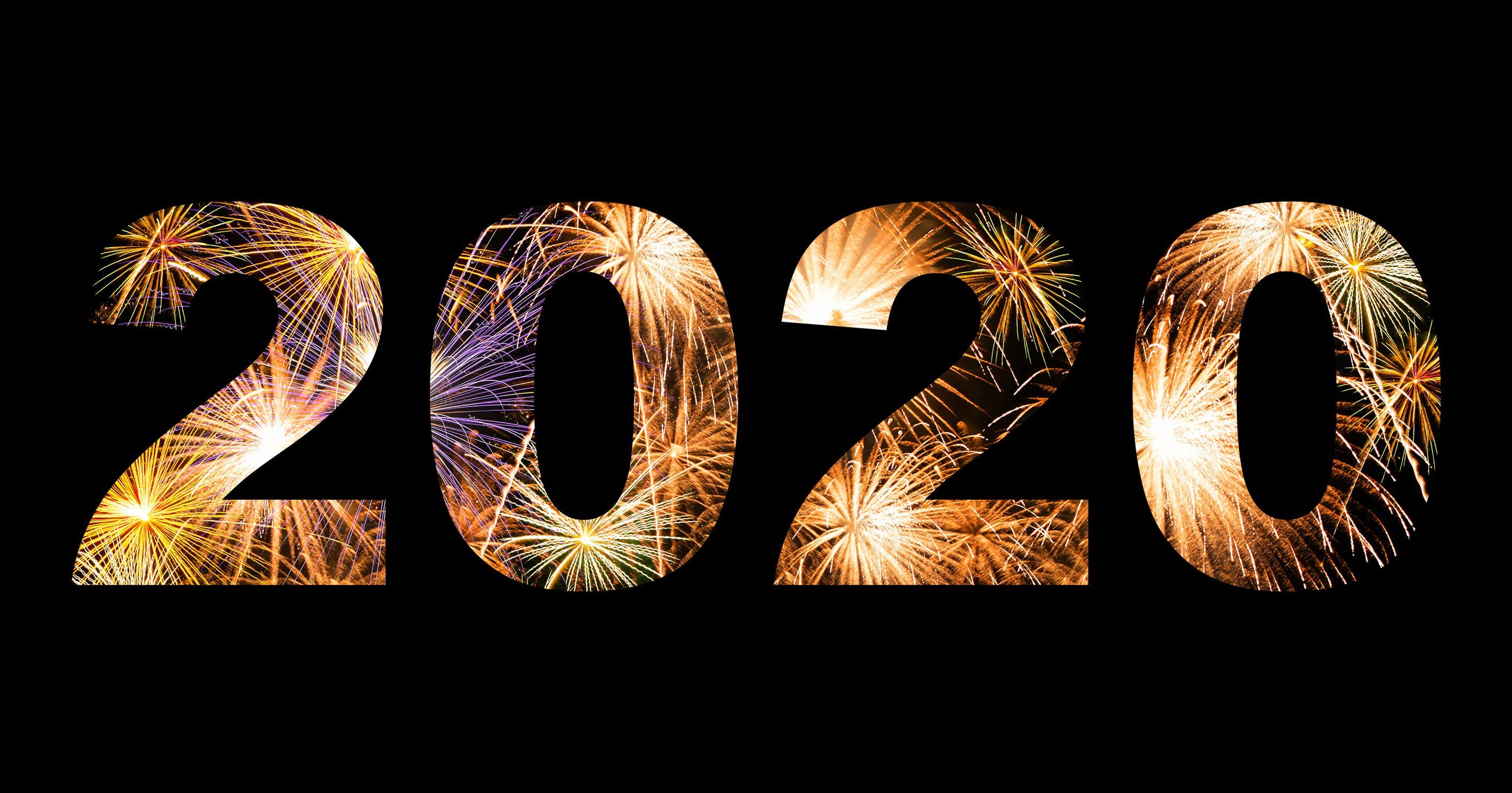 Ilustração com o número 2020 em um fundo preto. Dentro de os números, estão inseridas imagens de fogos de artifício.