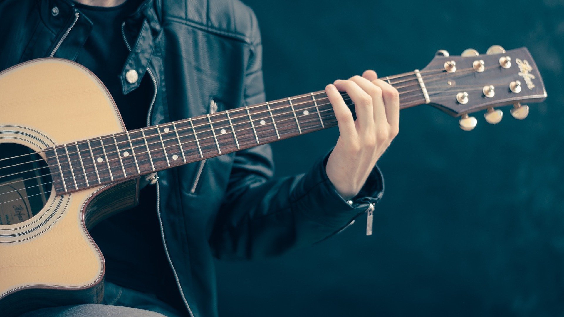 Foto de pessoa trocando violão