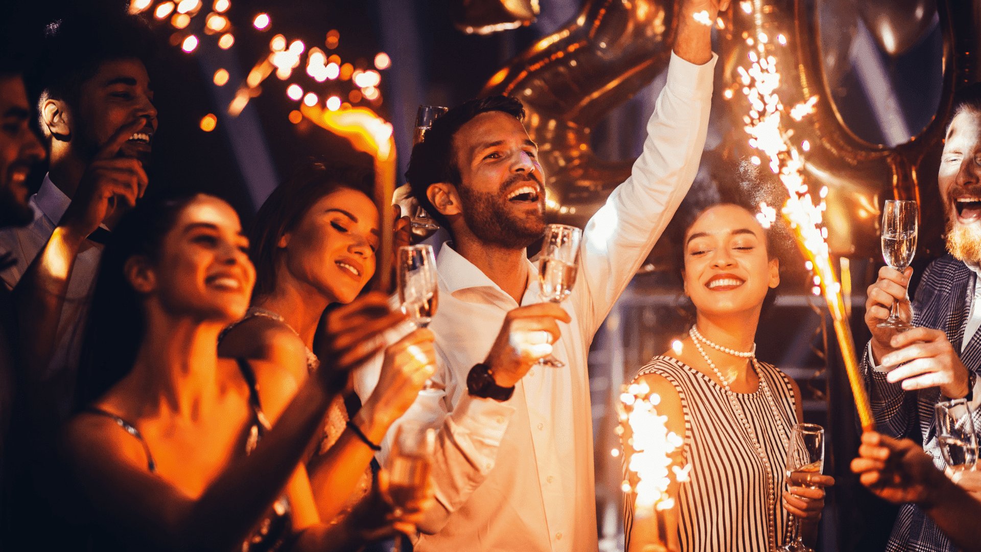 Bernardbodo / Getty Images Pro / Canva Grupo de amigos comemorando o fim de ano com taças de champanhe