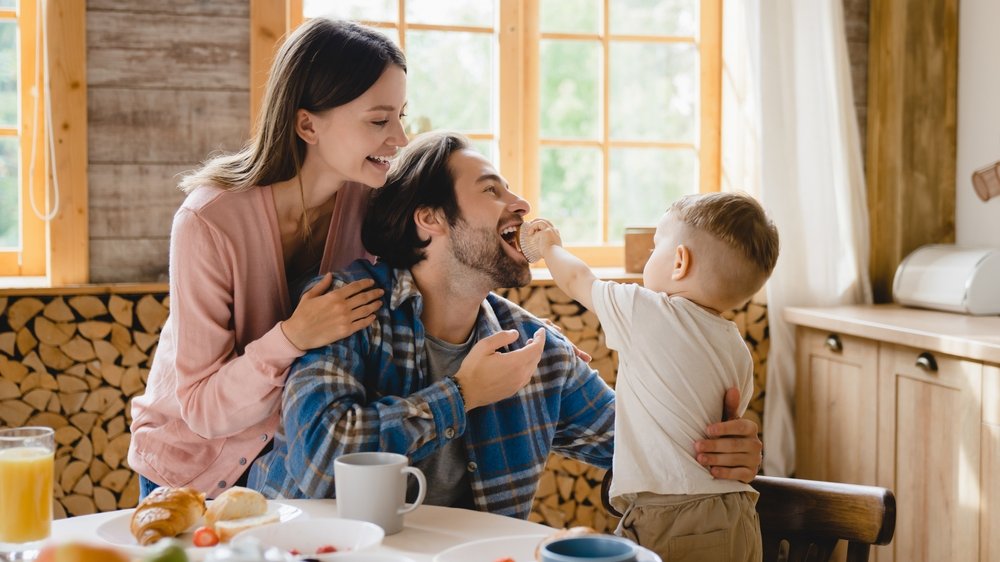 Família reunida na mesa