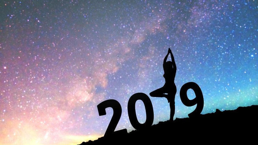 Mulher em posição de Yoga representando o número 1 em 2019