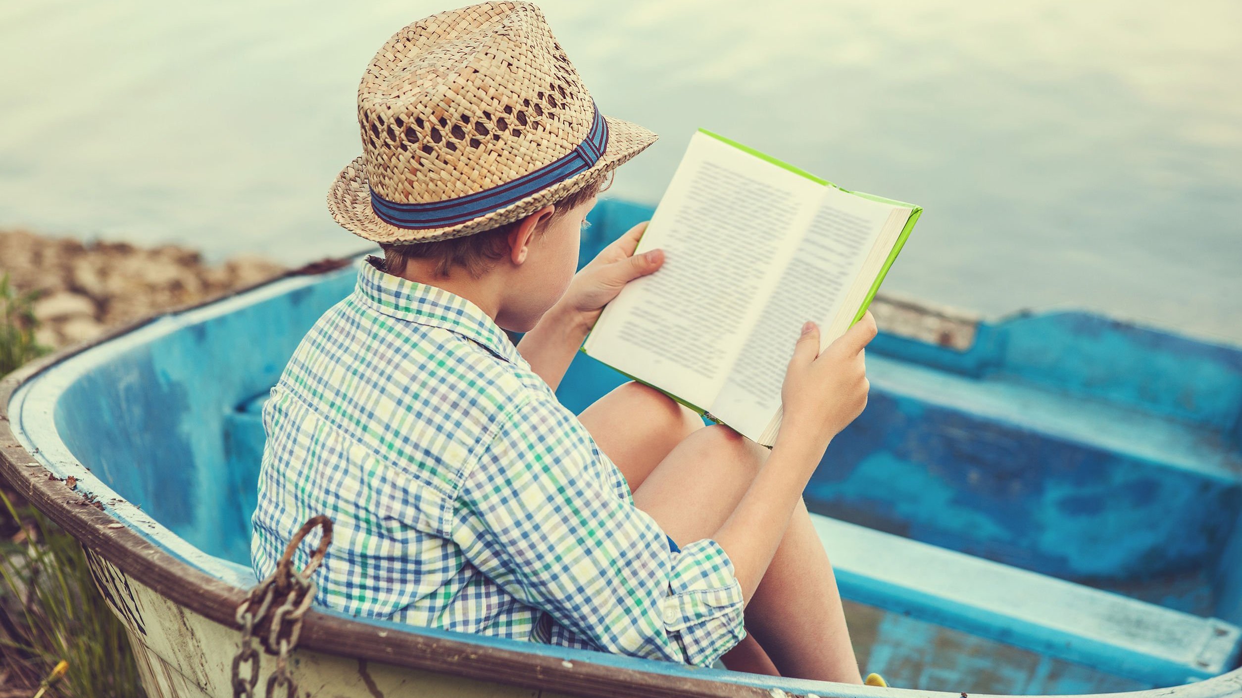 Foto de menino lendo livro