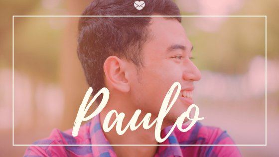 Canva | Mensagens com Amor Homem ásiatico sorridente com o nome Paulo escrito em cima