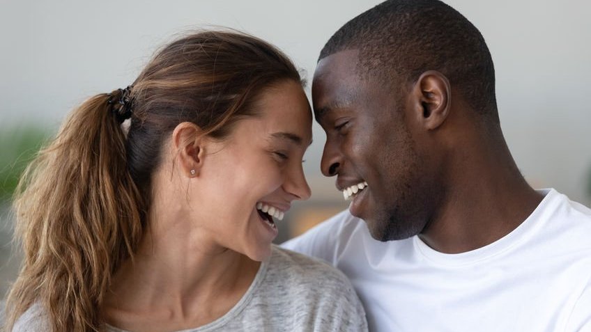 Casal sorrindo olhando um para o outro