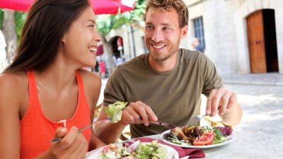 Homem e mulher almoçando