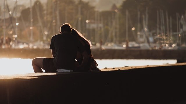 Unsplash / Mickael Tournier Silhueta de casal em parque de diversões