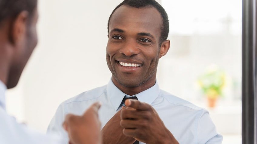 Homem negro se olhando no espelho