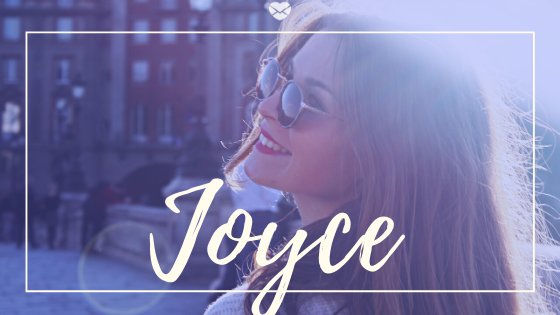 Mulher sorridente de óculos escuros com o nome Joyce escrito em cima