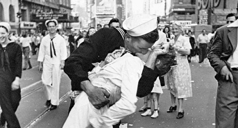 Marinheiro beijando assistente de dentista após fim da Segunda Guerra Mundial