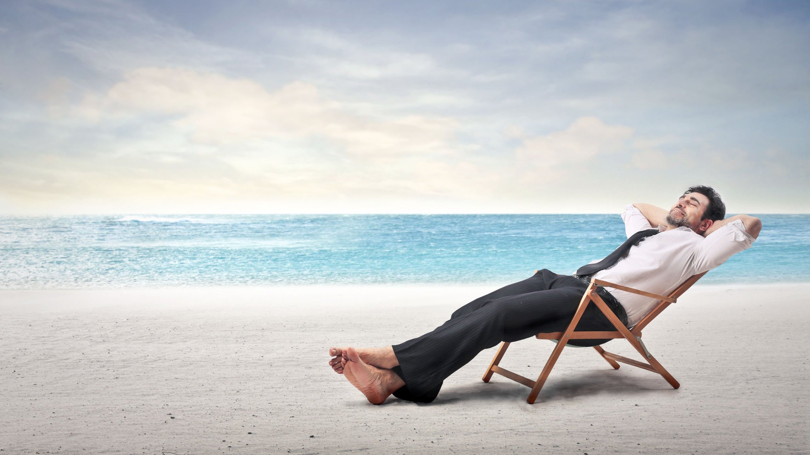 Foto de homem relaxando em praia