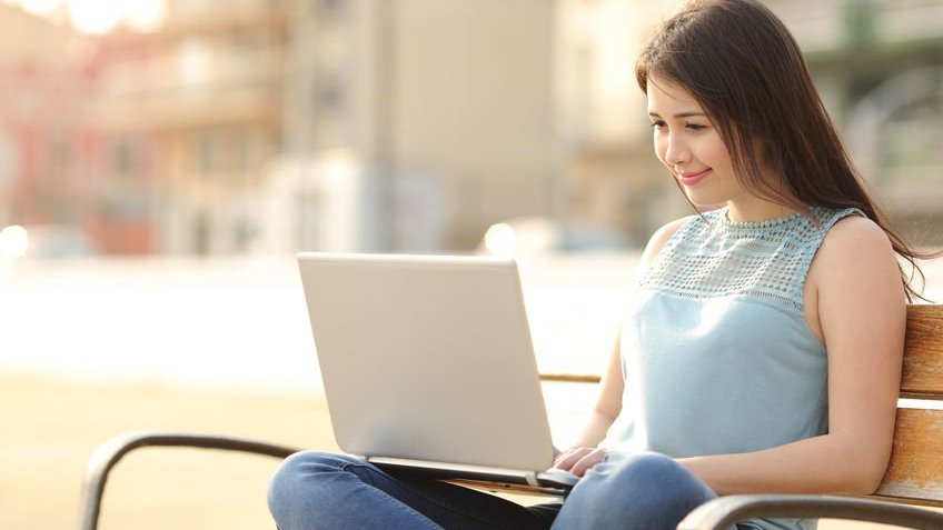 Mulher mexendo no computador