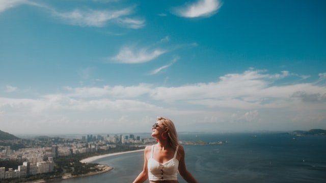 Mulher em mirante e oceano ao fundo