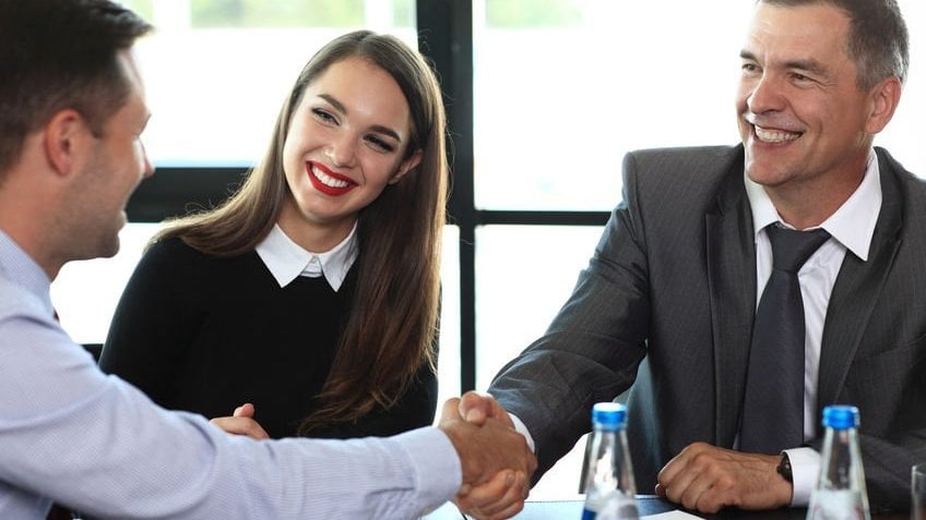 Cliente e homem de negócios apertando as mãos