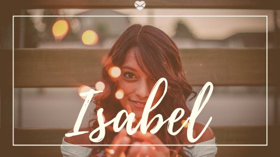 Canva | Mensagens com Amor Mulher segurando fio de luzes pisca pisca com o nome Isabel escrito em cima