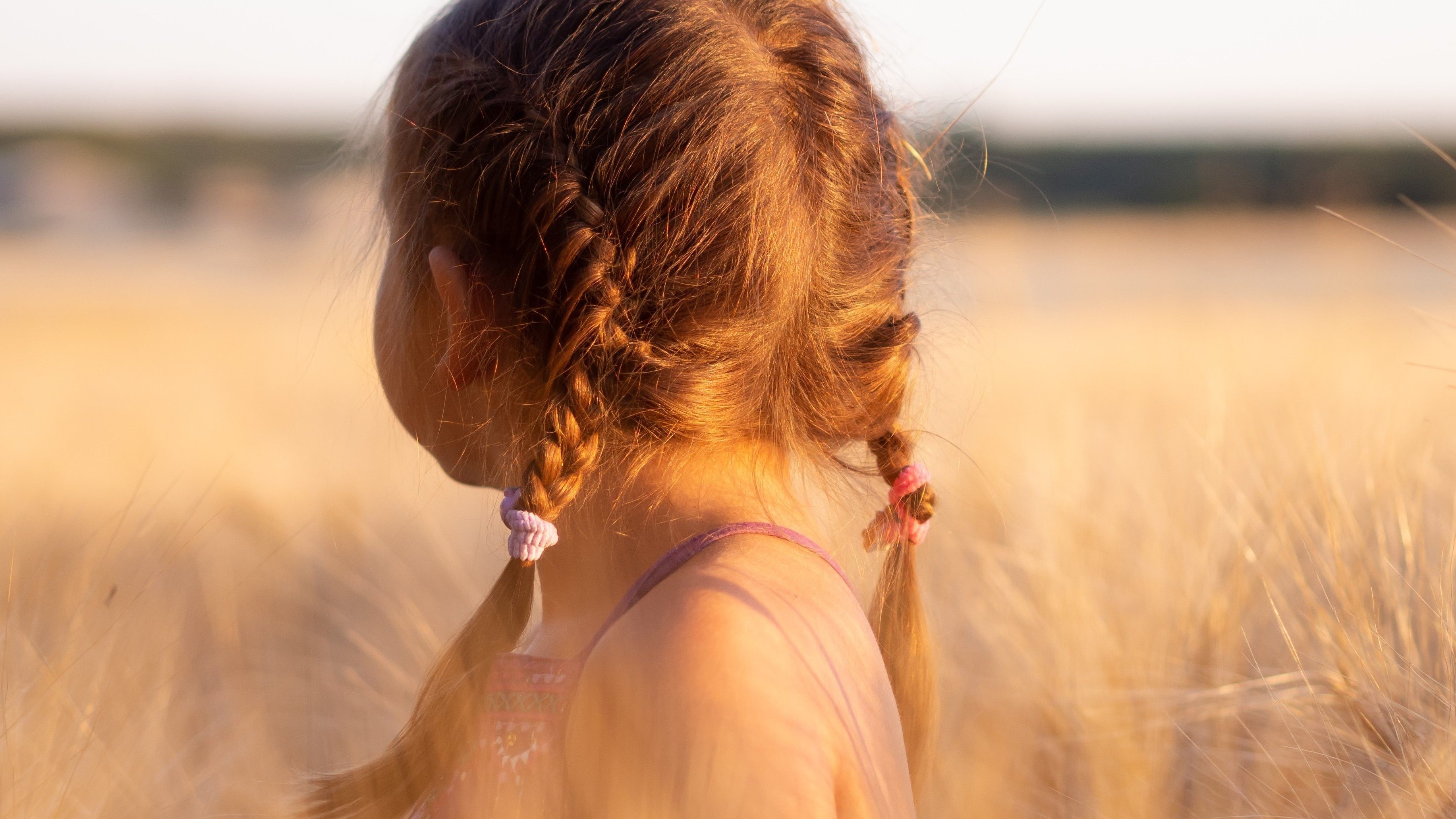 Menina com tranças no cabelo olhando para frente