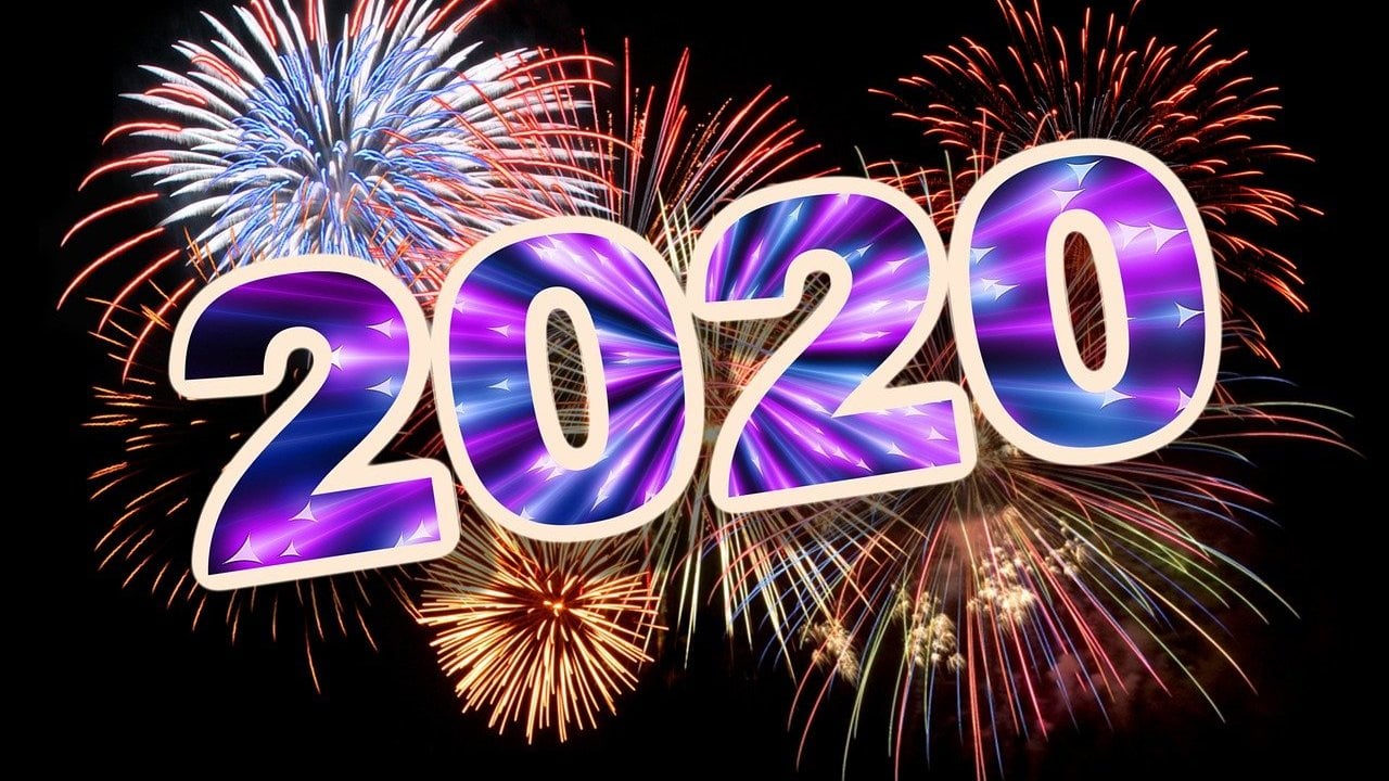 O número 2020 escrito em cima de fogos de artifício.