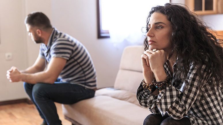 Casal distante no sofá