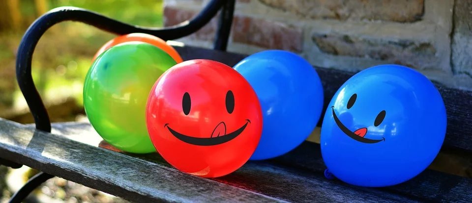 Bolas de plástico com sorrisos