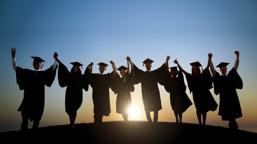 123rf/rawpixel Amigos com becas e chapéu de formatura
