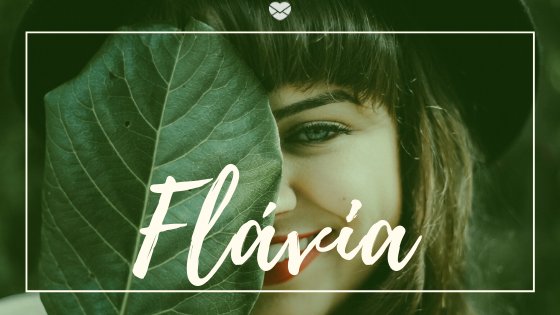Mulher segurando folha e sorrindo, com o nome Flávia escrito por cima