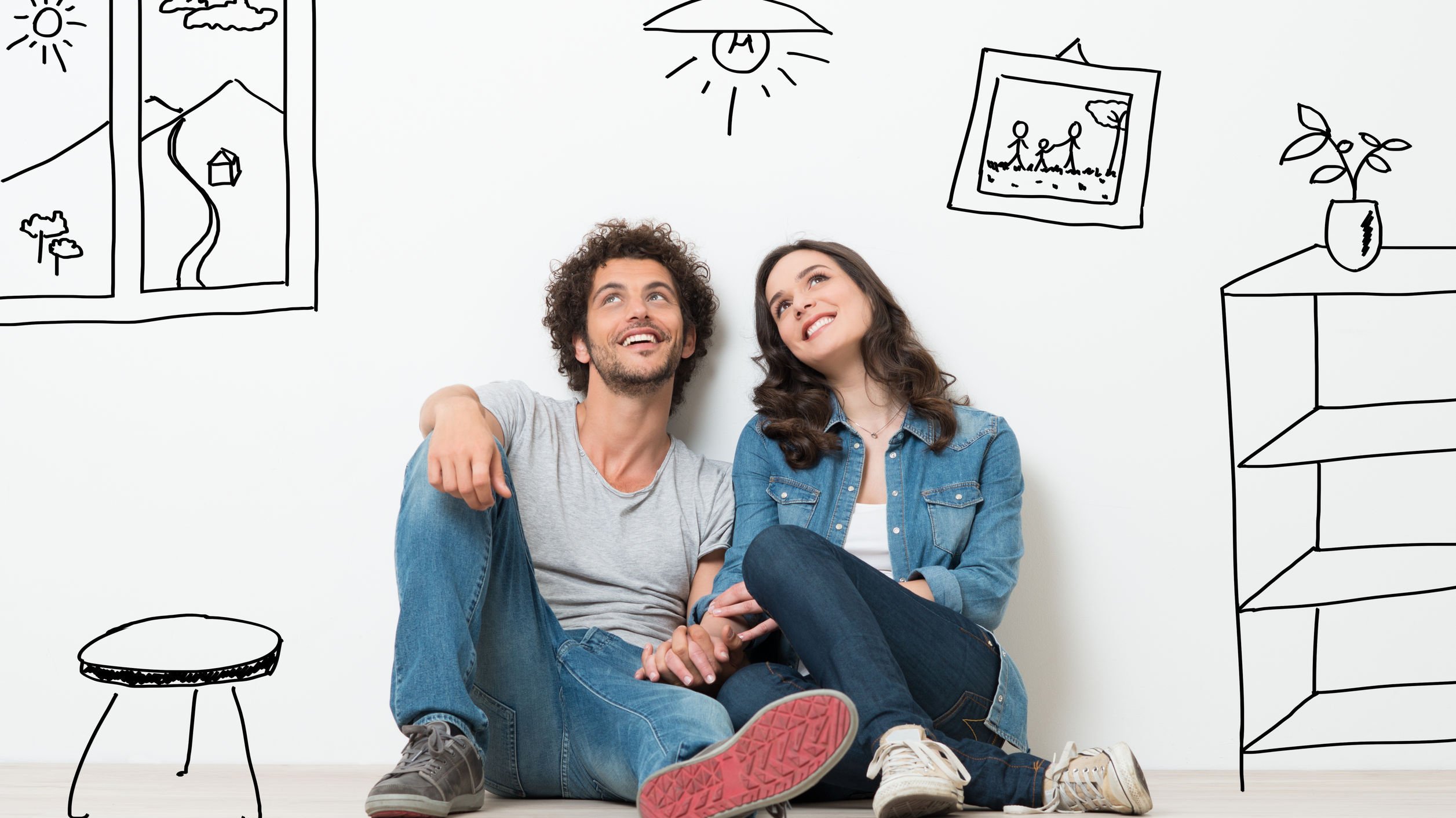 123rf Casal sentado no chão pensando e sorrindo