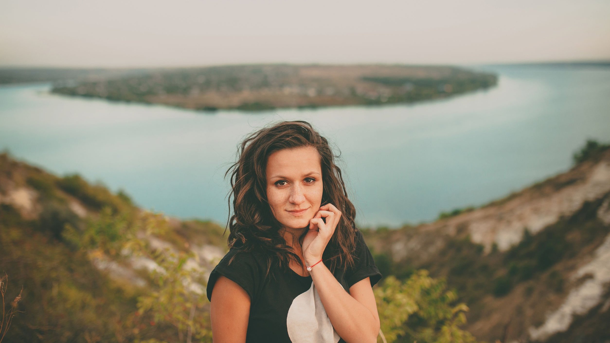 Retrato de menina com olhar tímido com fundo de paisagem