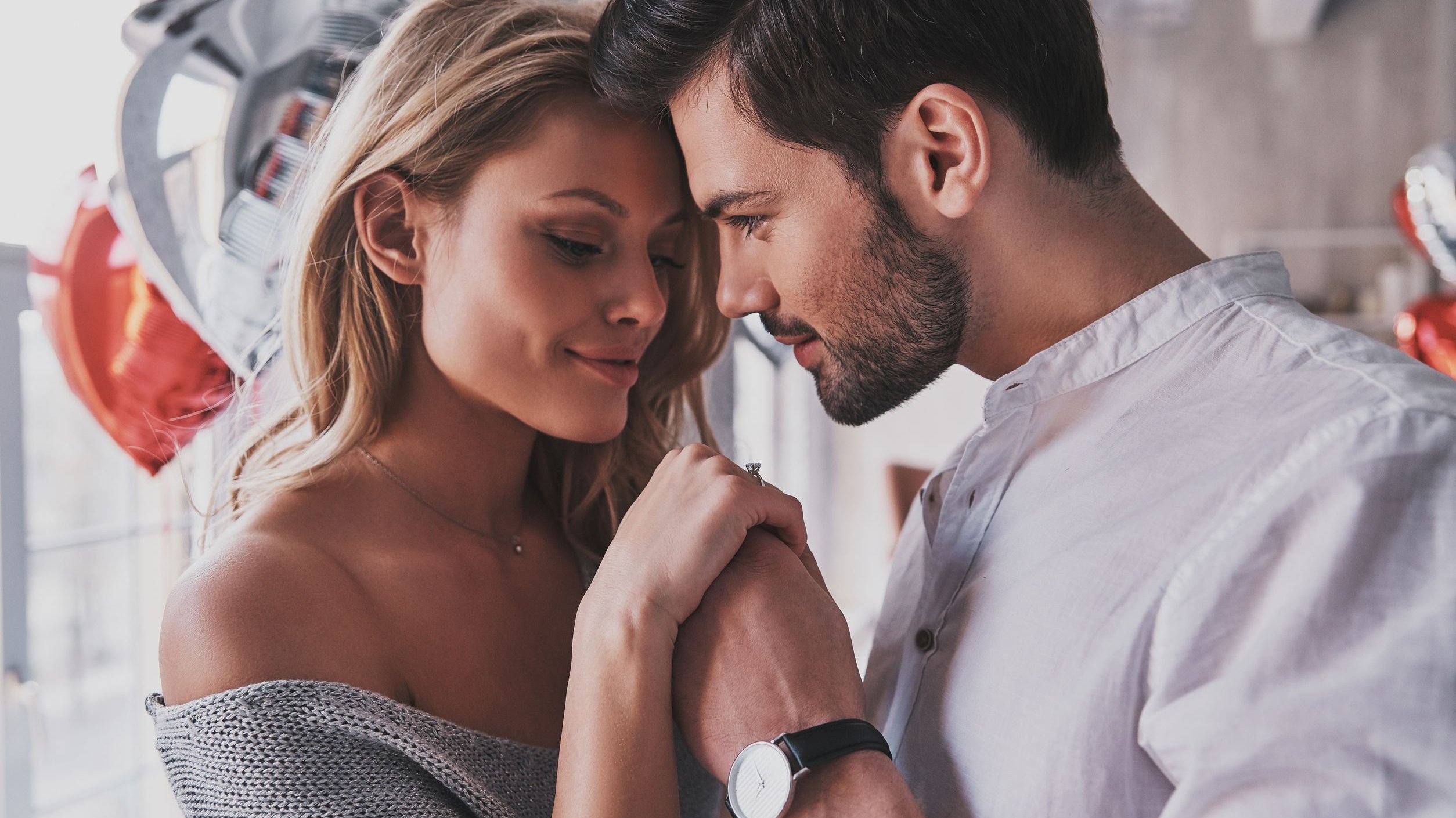 gstockstudio / 123RF Homem segurando a mão de mulher, olhando para ela de forma carinhosa