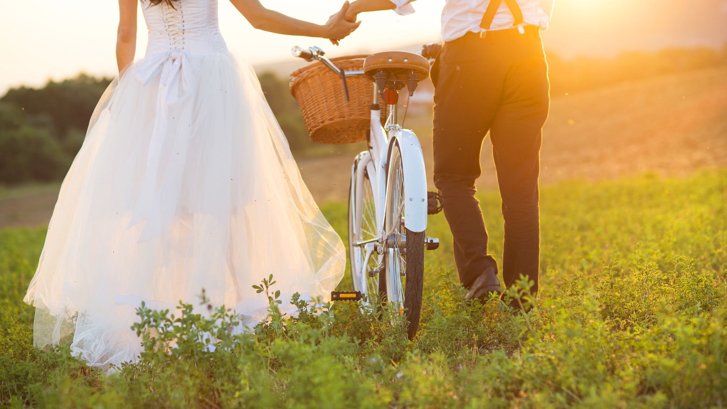 123RF - por Jozef Polc Marido e esposa caminhando em um parque com uma bicicleta.