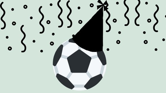 Bola de futebol com chapéu de aniversário.